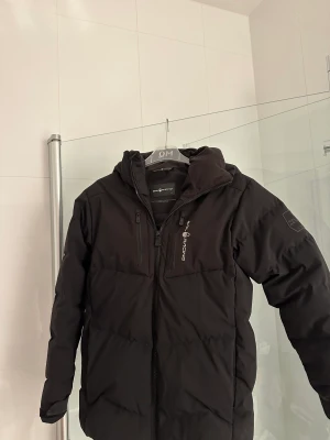 sail racing jacka - en sailracing vinter jacka hel svart , perfekt nu inför vintern , köptes förra vintern men inte varit till speciellt mycket användning , hör av dig om du har frågor! köptes för 2999kr 