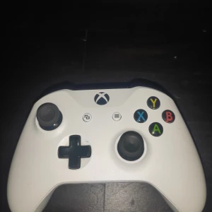 Xbox One kontroll  - Me Xbox kontrollen får ni me en sladd där ni kan koppla in den i datorn eller i xbox Det är inget glapp i kontrollen eller så Pris 250kr