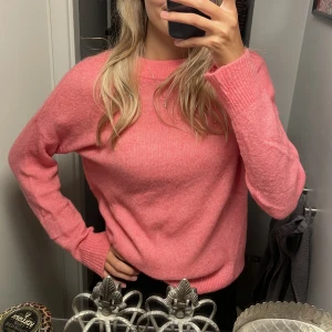 Stickad tröja i härligaste färgen - Är lite ull- och mohair - blended💗💗så varm och denna rosa färg är verkligen cool!