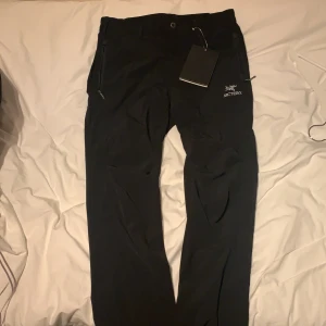 Arcteryx byxor - Jätte bra skicka! Men passade inte mig. De sitter lite tajt. Storlek M men passar i S. De är även vattentäta och tunna! Nypris 2500kr