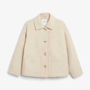 Beige kort kappa - Säljer även denna kappa från monki💕den är i storlek M men passar mig som brukar ha storlek S, pris kan diskuteras 