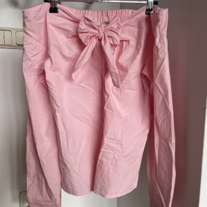 Offshoulder skjorta  - Jätte söt och gullig offshoulder skjorta från hm med en rosett framtill. 