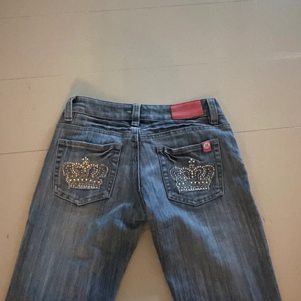 jätte fina jeans med kronor på bakfickorna, lägger ut igen pågrund av oseriösa köpare. 38 cm i midjan rakt över och 77 cm i innerbenslängd❤️. Jeans & Byxor.