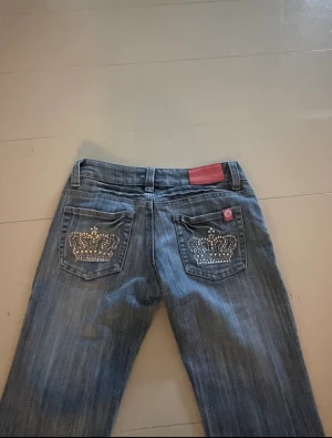 jeans med detaljer  - jätte fina jeans med kronor på bakfickorna, lägger ut igen pågrund av oseriösa köpare. 38 cm i midjan rakt över och 77 cm i innerbenslängd❤️