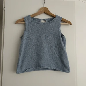 Stickad topp  - Stickad topp min mamma gjorde åt mig men som är för liten :(( hon skulle bli glad om någon annan fick glädje av den! Super fin 