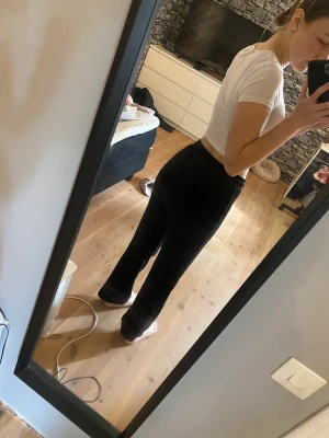 Mjukisbyxor - Svarta mjukisbyxor med liknande material och style som juicy