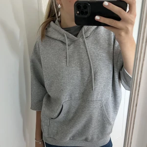 Kortärmad hoodie - Jättesnygg! Använd gärna ”köp nu”
