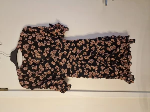 Drapperad klänning - Fin klänning använd 2 gånger, köpt på Nelly. Storlek 34 🥰