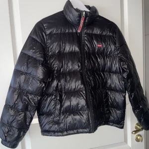 Levis jacka - Svart puffer jacket från Levis. I storlek xs och är varsamt använd.