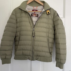 Parajumper jacka - Nu säljer jag min Parajumper jacka som blivit för liten. Jackan är i fint skick, nästan oanvänd. Inga fläckar eller andra fel. 