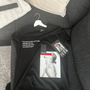 Dsquard2 x Zlatan - Ny och oanvänd törja säljs pga fel storlek, etiketterna finns även kvar på med qr kod