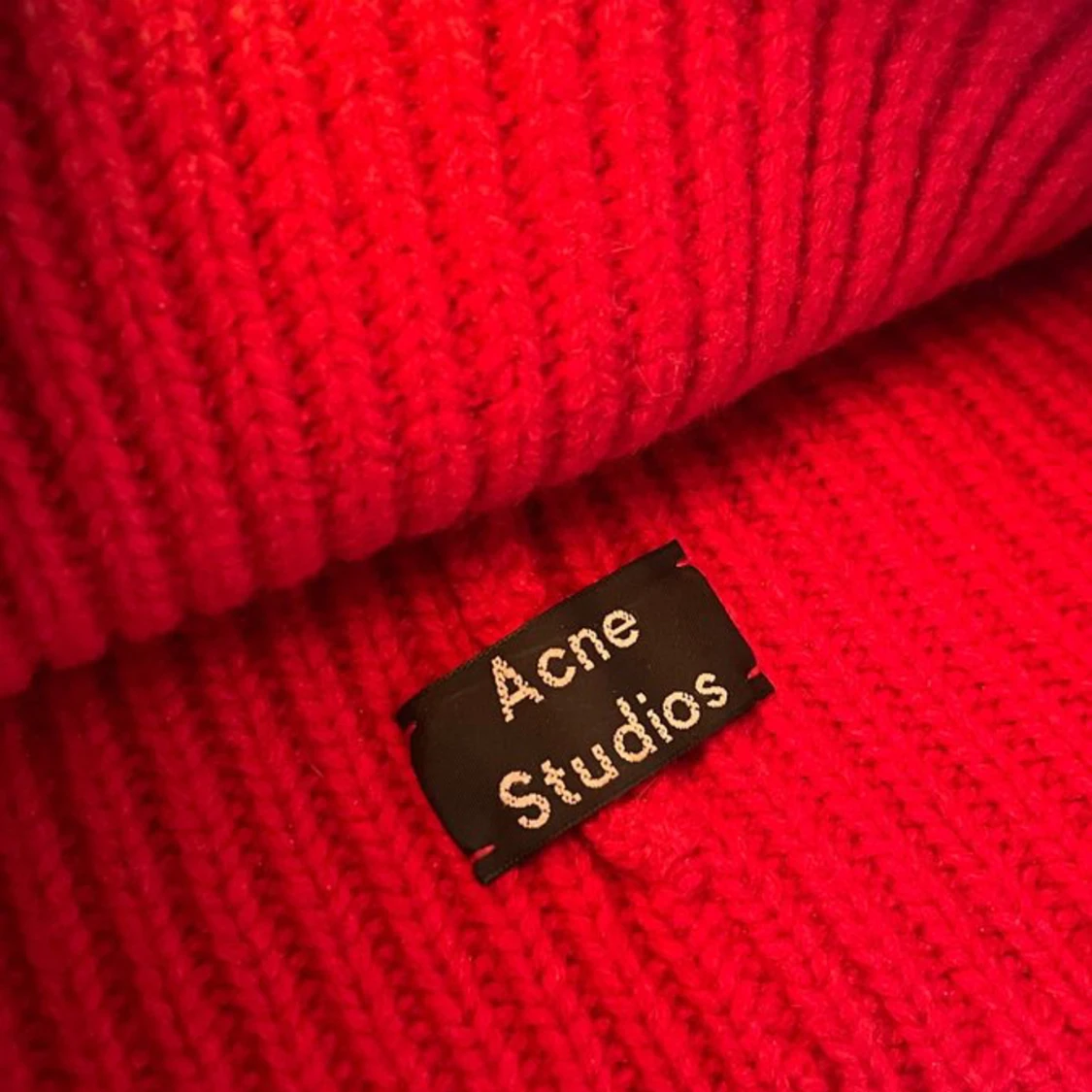 Röd Acne Studios mössa  - 90