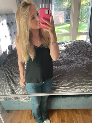 Zara jeans  - Säljer mina fina low waisted zara jeans som tyvärr är lite för stora. Sitter bra runt benen. Inga defekter och knappt använda bara ett fåtal gånger. Köpta för 299kr säljer för 199. Pris kan diskuteras. Direktköp vid 199kr  Köparen står alltid för frakt!💗