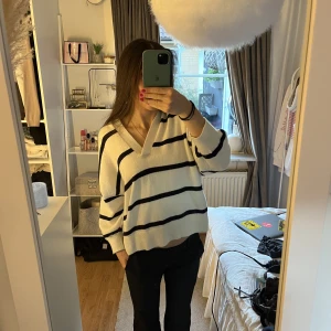 Stickad tröja  - Stickad randig tröja från HM i storlek XS. Tröjan är v-ringad och lite kortare i armarna. Superfin nu till hösten💋⚡️⚡️