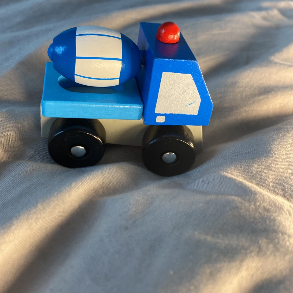 Träbil leksak för barn blå maskin