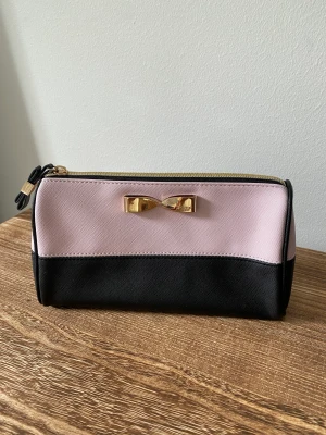 Victorias Secret necessär  - Necessär från Victorias secret, knappt använd 