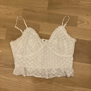 Vit topp storlek S - Söt croppad topp med broderade små blommor på och med dragkedja baktill
