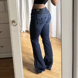 lågmidjade bootcut jeans - (första bilden är lånad av julia) säljer dessa lågmidjade bootcut jeansen för dom va för stora för mig, midja 80 innerben 87 jae 1,63 