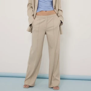 Beiga Lågmidjade kostymbyxor  - Lågmidjade kostymbyxor från nakd. Endast testad. 💕