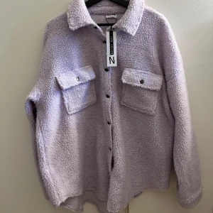 Oanvänd jacka från jeansbolaget💞 - Helt oanvänd jacka från jeansbolaget i en ljuslila färg💞den är ganska oversize.
