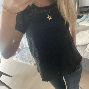 Tröja - Svart spets blus/ tröja med knappar därbak❤️