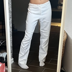 Kostymbyxor  - Vita kostymbyxor (lowwaisted)🩷🙏🏼 Såå himla snygga men kommer tyvärr inte till användning och plats i garderoben saknas🩷