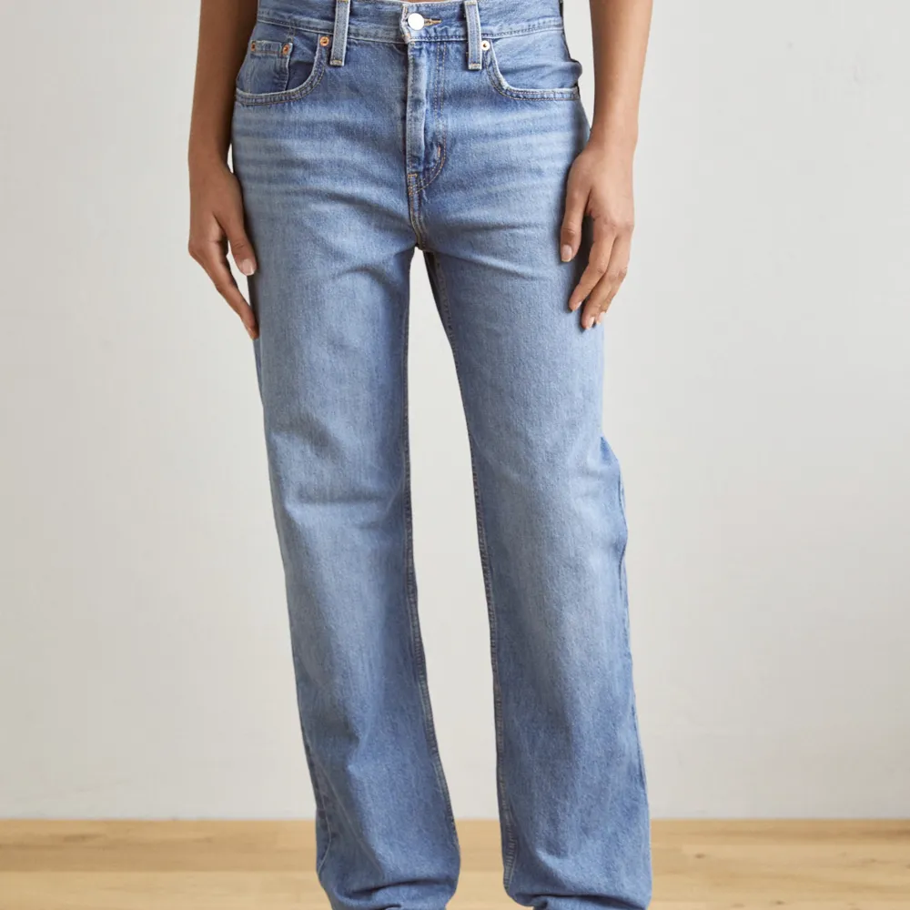 Säljer mina lågmäldaste Levi’s jeans då jag beställde förstor storlek och jag nu inte kan returnera dem. Aldrig använda endast provade, originalpriset är 1065 kr men jag säljer dem för 950 då dem aldrig är använda,kan tänka mig lägre pris vid snabb affär🩷. Jeans & Byxor.