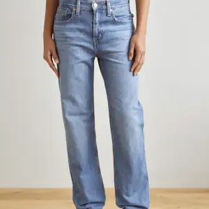 Säljer mina lågmäldaste Levi’s jeans då jag beställde förstor storlek och jag nu inte kan returnera dem. Aldrig använda endast provade, originalpriset är 1065 kr men jag säljer dem för 950 då dem aldrig är använda,kan tänka mig lägre pris vid snabb affär🩷