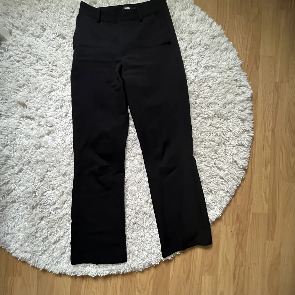 Ett par svarta kostymbyxor från Bik Bok i storlek 34. Är perfekt längd för mig som är 163 cm🤍 Säljer då jag har andra liknande byxor. Jeans & Byxor.