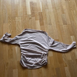 Långärmad  - Ny tröja, fick den idag. Sagt konstigt på mig.. :( Storlek L men satt som M 