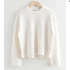 Stickad tröja - Stickad tröja från & other stories! Säljer då den är för stor!