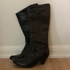 mid calf boots 39/38 - thriftade snygga boots! tyvärr trasiga i klacken, aldrig använda av mig