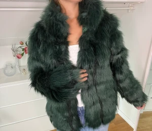Pälsjacka (fejkpäls) - Grön (fusk)pälsjacka som passar perfekt till vintern! Strl 34 passar en 36a också 😁