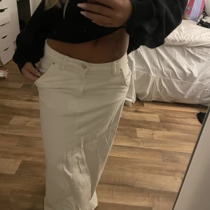 Vit lång jeanskjol  - Använd en gång i fint skick Köpare står för frakt❤️