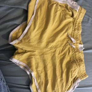 Gula Shorts - Gula Bootyshorts i storlek M 