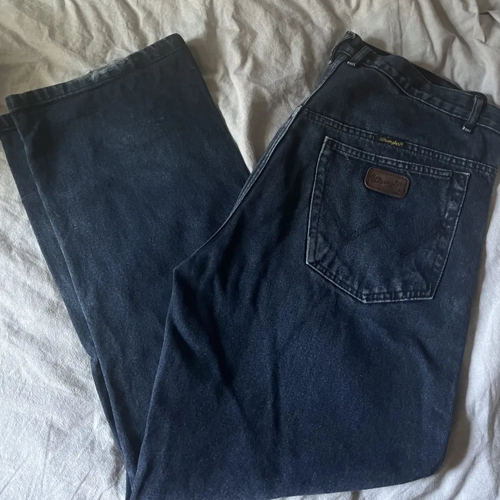 Säljer ett par wrangler jeans i använt skick, inga skador eller liknande. . Jeans & Byxor.