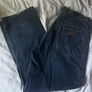 Säljer ett par wrangler jeans i använt skick, inga skador eller liknande. 