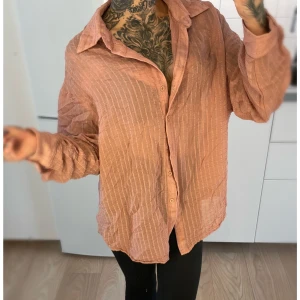 Shein - Rosa skjorta, S - Rosa skjorta från shein i storlek S, lite genomskinlig. 🩷