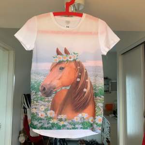 fin t-shirt med hästtryck. bra skick, aldrig andvänd💞