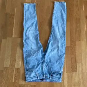 Väldigt snygga jeans av tommy hilfiger. Säljer pga de är för små. Skriv vi ända intresse/fråga. (Köpt i U.S.A)
