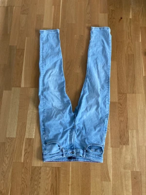 Tommy hilfiger jeans - Väldigt snygga jeans av tommy hilfiger. Säljer pga de är för små. Skriv vi ända intresse/fråga. (Köpt i U.S.A)