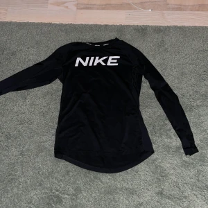 Nike underställ! - Nike underställ säljes för mycket bra pris i mycket bra skick! Perfekt för hösten som närmar sig!