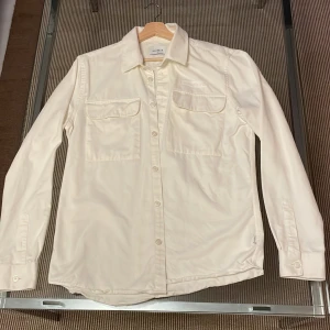 Off white overshirt  - Tung Overshirt från Woodbird 