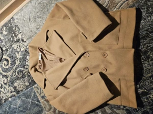 Kappa💕💕 - Super fin och snygg höst/vår/vinter kappa från design by si. Köpt i april iår, och använd max 5 gånger pga att den inte sitter bra på mig. Som ni ser är den inte alls nopprig så inprincip nyskick.🤍 Köpt för 757kr+frakt. Pris sänks vid snabb affär💕💕