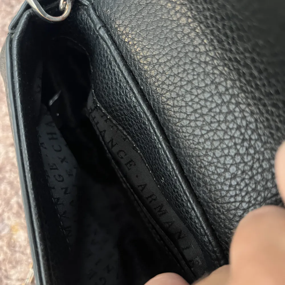 Liten handväska från Armani 🤎 Inte alls mycket använd men syns ändå på kedjan att den inte är ny. Den är äkta men har ingen lapp/kvitto då det var en present!!  . Väskor.