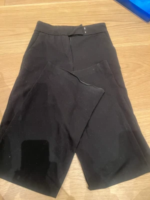 Kostymbyxor  - Säljer dessa fina vida kostymbyxor från HM, de är högmidjade. Köparen står för frakten💕