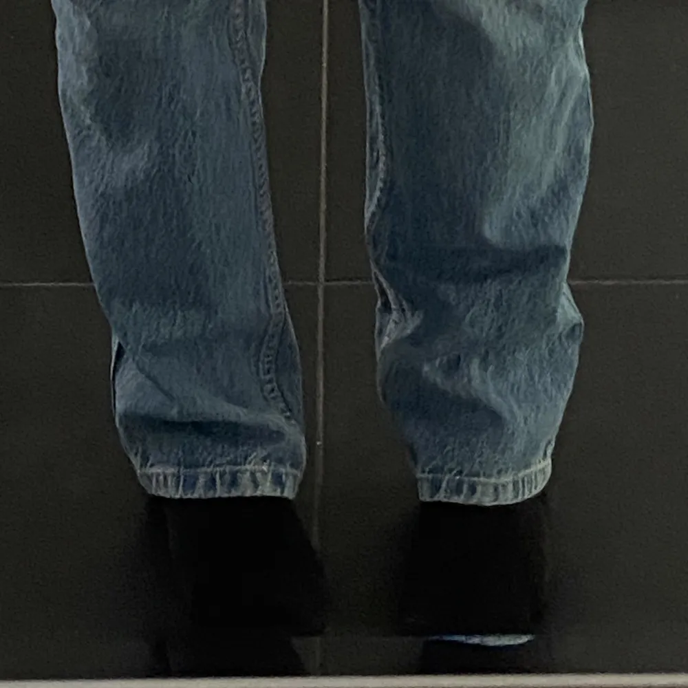 Supersnygga jeans från asos, endast använda ett fåtal gånger🫶🏼köparen står för frakten. Jeans & Byxor.