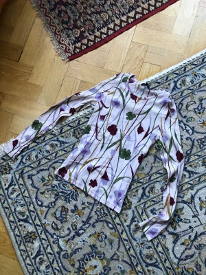 Meshtröja, Kookai - Rosa, blommig meshtröja från Kookai. Lite genomskinlig men inte allt för mycket. Storlek XS men funkar nog också på S. 