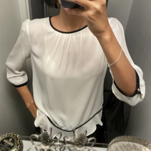 Så vacker blus🫶 - Fin till kostymbrallor❤️🥰❤️🥰 vet inte märke men sitter som en S