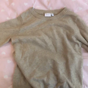 Beige stickad tröja - Köpt för ca 2 år sen. Knappt använd så inga tydliga täcken på användning. 